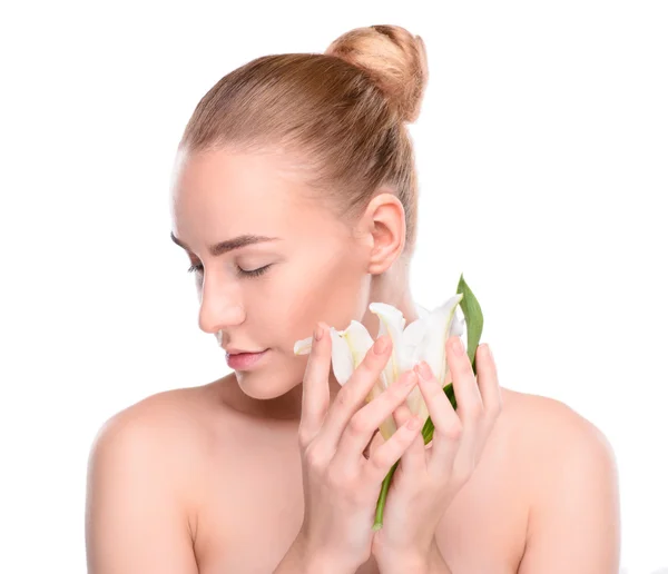 Schönheit der Gesundheit junge Frau mit Lilie. Modell mit Blick auf die Seite. — Stockfoto