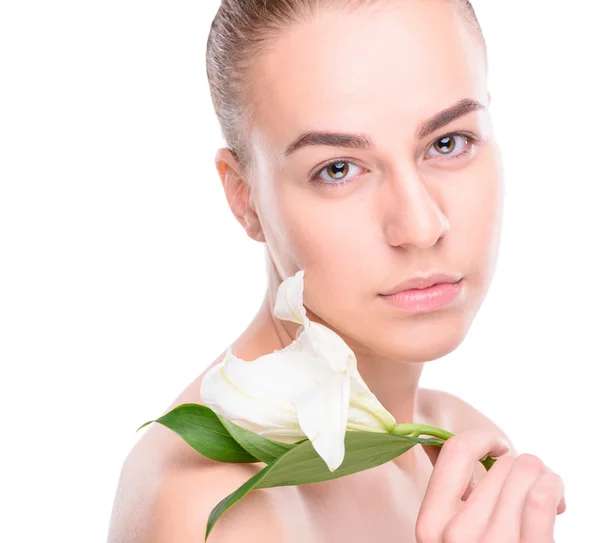 Skönhet hälsa ung kvinna med lily. — Stockfoto