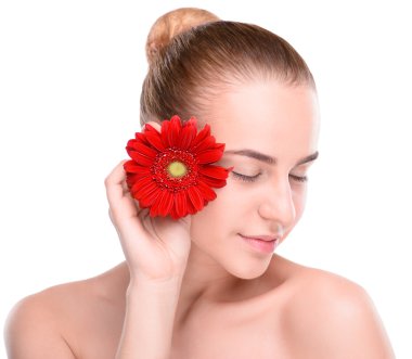 Kırmızı gerbera ile güzel bir kadın. Beyaz arka plan üzerinde izole