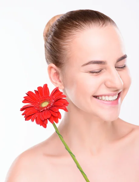 Mujer hermosa alegre con gerberas rojas. Aislado sobre fondo blanco —  Fotos de Stock