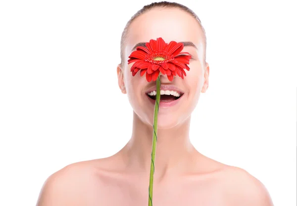 Alegre hermosa mujer escondida sobre gerberas rojas. Aislado sobre fondo blanco — Foto de Stock