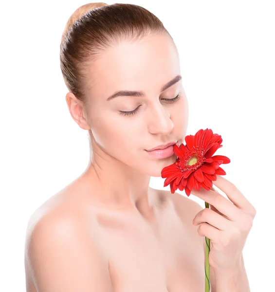 Vacker kvinna med röd gerbera. Isolerad på vit bakgrund — Stockfoto