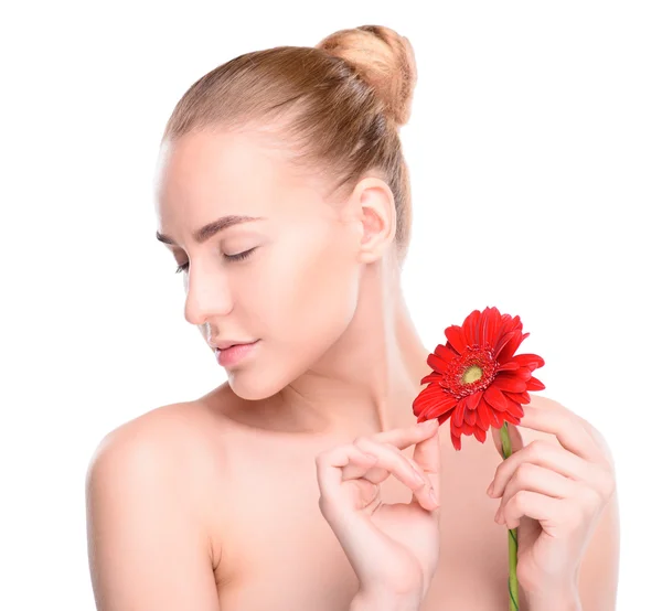 Hermosa mujer con gerberas rojas. Aislado sobre fondo blanco —  Fotos de Stock