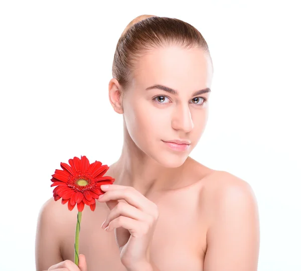 Hermosa mujer con gerberas rojas. Aislado sobre fondo blanco —  Fotos de Stock