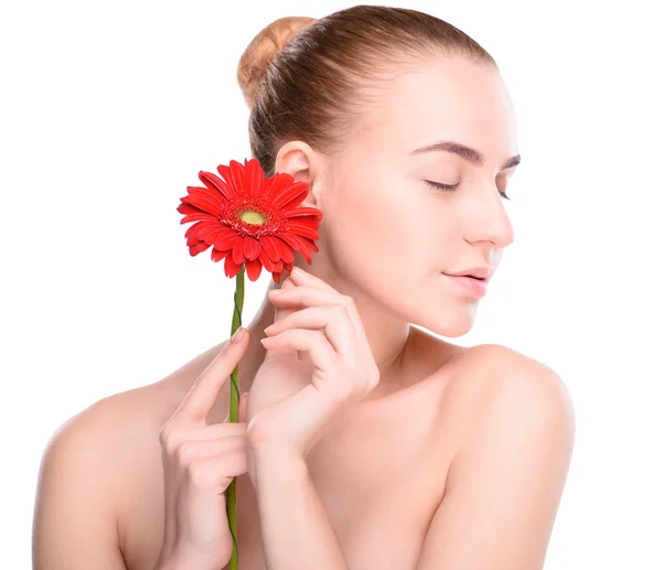 Vacker kvinna med röd gerbera. Isolerad på vit bakgrund — Stockfoto