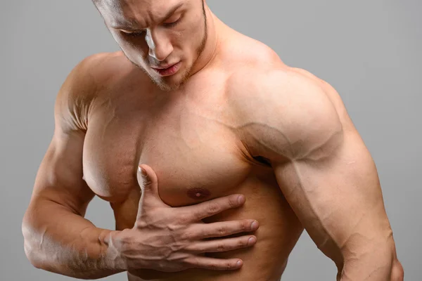 Dolore nel cuore di un bodybuilder — Foto Stock