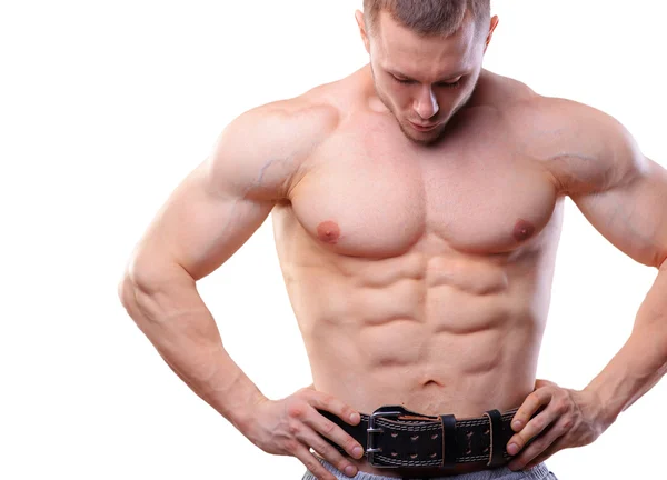 Uomo muscolare con cintura di sollevamento posa su sfondo bianco isolato — Foto Stock