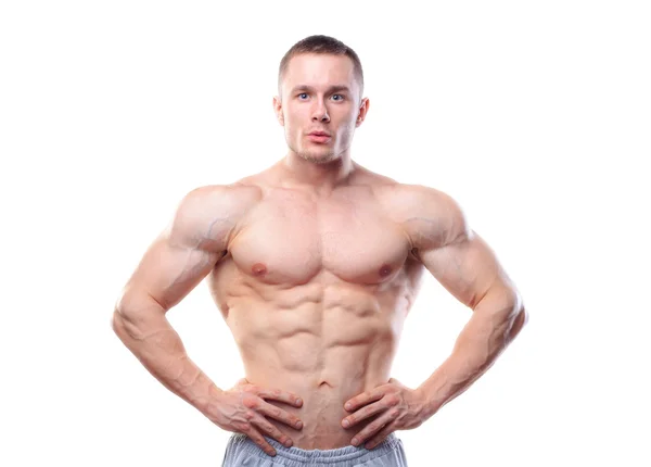 Uomo muscolare posa su sfondo bianco isolato — Foto Stock