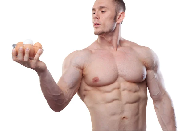 Hemdloser Athlet Mann zeigt Tasse mit Eiern auf isoliertem weißen Hintergrund — Stockfoto
