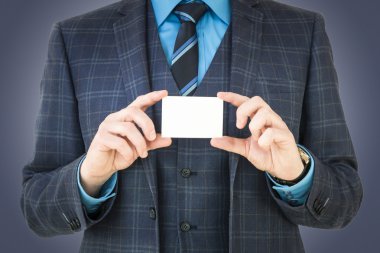 Kartvizit metni ve grafiği için oda tutarak iş adamı