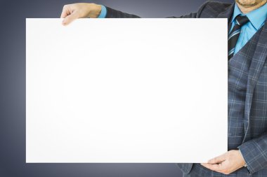 Metin ve grafik için oda poster holding iş adamı.