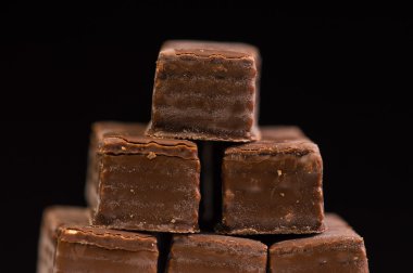 siyah arka plan üzerine çikolatalı gözleme