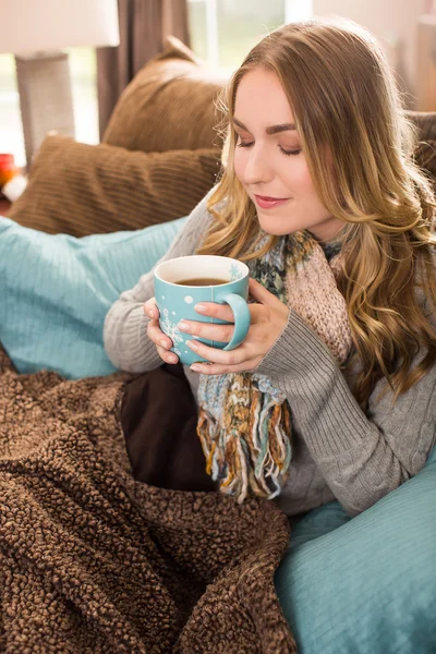 Mujer bebiendo té — Foto de Stock