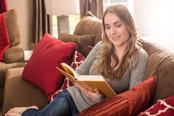 Mulher leitura — Fotografia de Stock