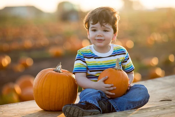 Liten pojke pumpa — Stockfoto