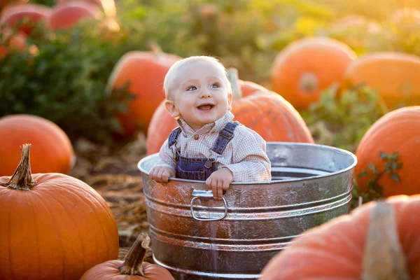 Liten pojke pumpa — Stockfoto