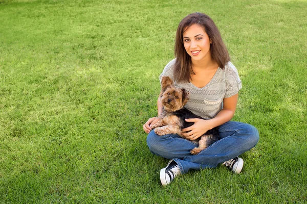 Menina e cão — Fotografia de Stock