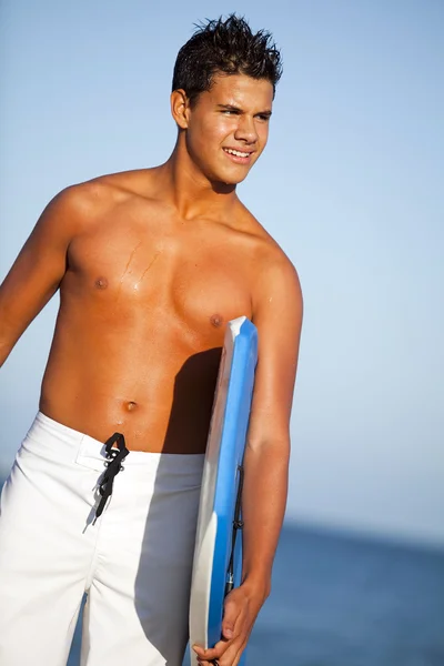 Молодой человек пляж — стоковое фото