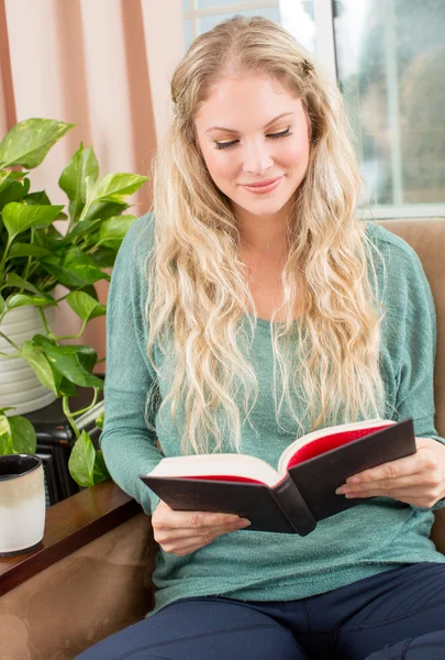 Libro de lectura mujer —  Fotos de Stock