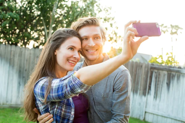 Пара беручи selfie — стокове фото