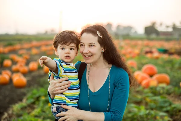 Mom son pumpkin — Stock Photo, Image