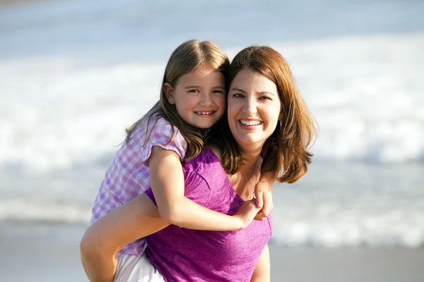 Madre e hija —  Fotos de Stock