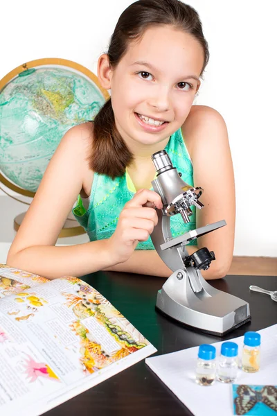 Girl microscope — Stock Photo, Image