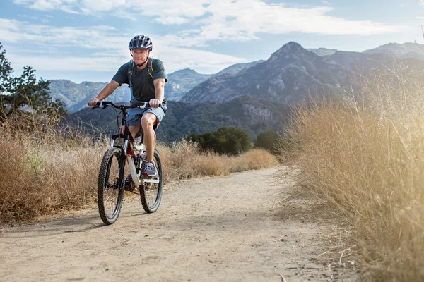 Adam dağ bisikleti — Stok fotoğraf
