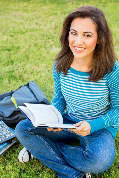Woman studying outside — Stock Photo, Image