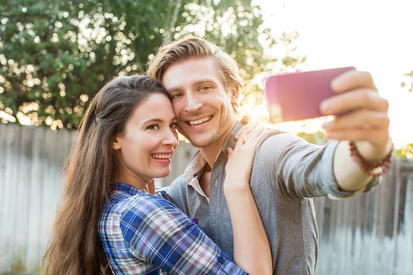 Paar macht Selfie — Stockfoto