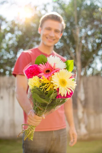 Людина даючи квіти — стокове фото