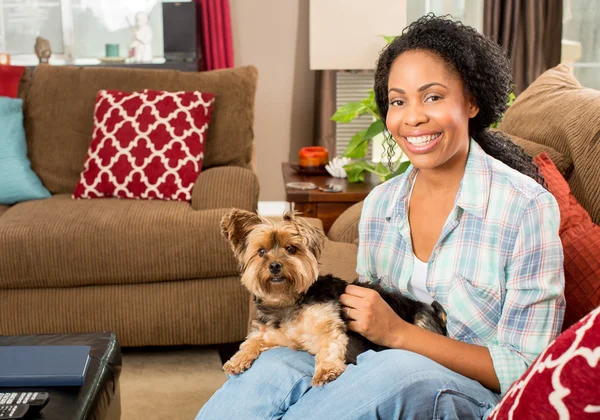 Femme et chien — Photo