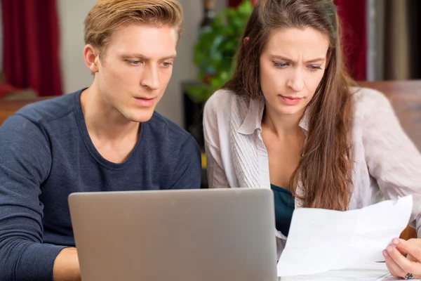 Ehepaar zahlt Rechnungen — Stockfoto