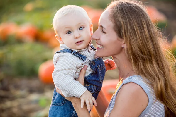 Mom son pumpkin — Stock Photo, Image