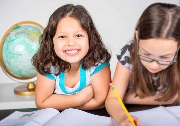 Petites filles devoirs — Photo