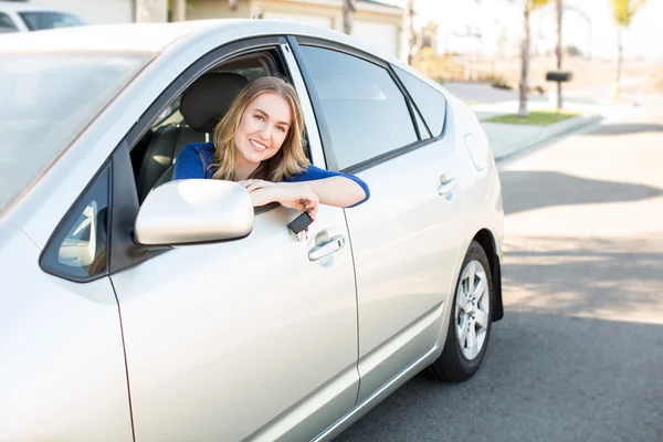 Mujer en coche — Foto de Stock