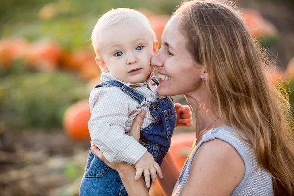 Mom son pumpkin — Stock Photo, Image