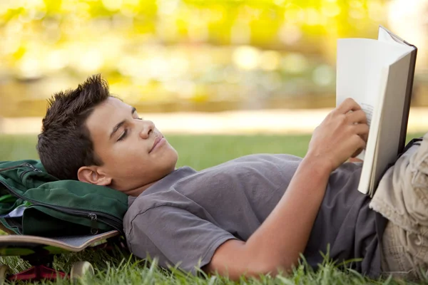 Student reading — Stock Photo, Image