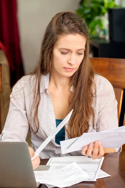 Mujer pagando facturas — Foto de Stock