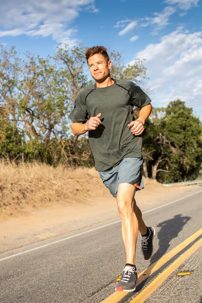 Hombre corriendo en la calle rural — Foto de Stock