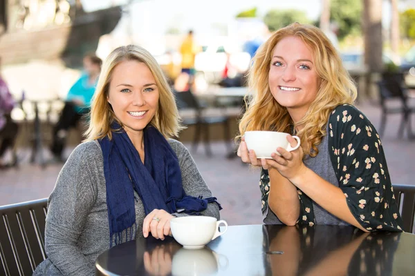 Freundinnen bekommen Kaffee — Stockfoto