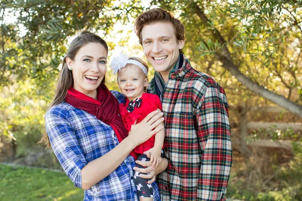 Família jovem em camisas xadrez — Fotografia de Stock