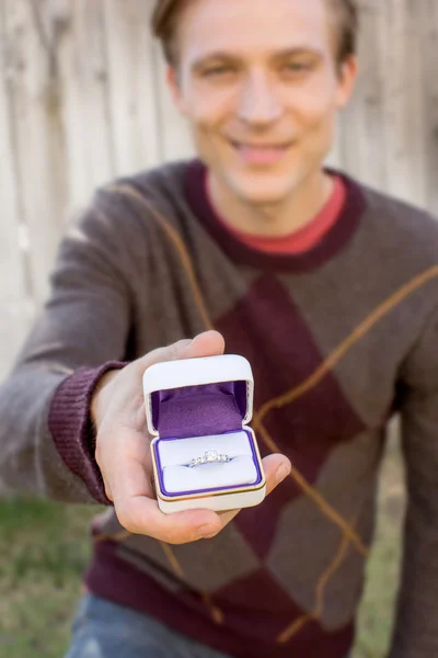 Hombre proponiendo con anillo — Foto de Stock