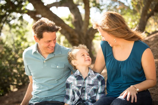 Familia joven feliz — Foto de Stock