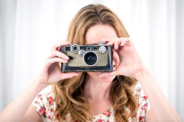 Kadın vintage fotoğraf makinesi