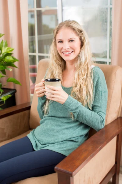 Mujer sosteniendo taza — Foto de Stock