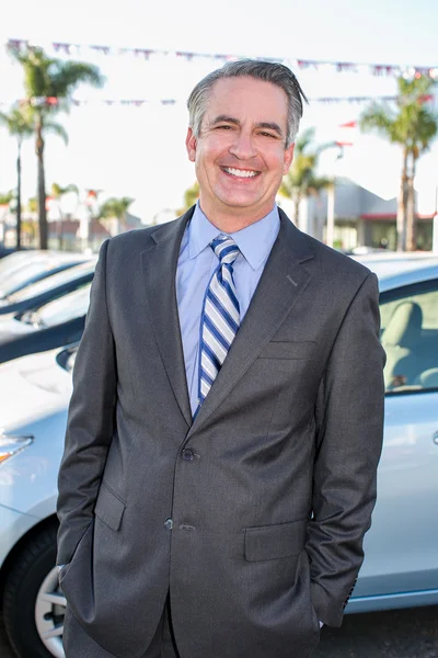 Car salesman outside — Stock Photo, Image