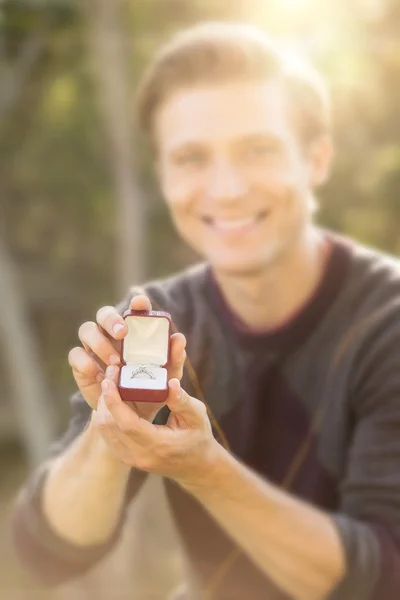 Man outside proposing — Stock Photo, Image
