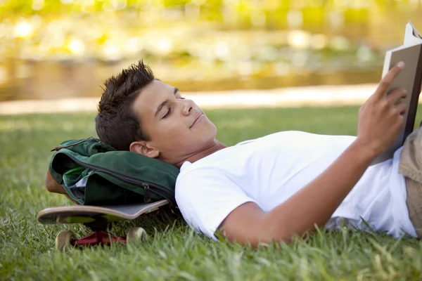 Schüler lesen draußen — Stockfoto