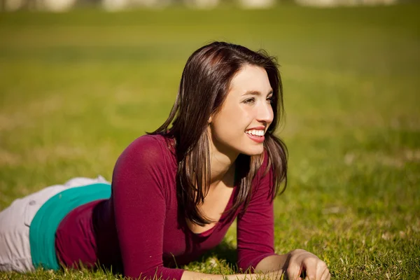 Jonge vrouw buiten — Stockfoto